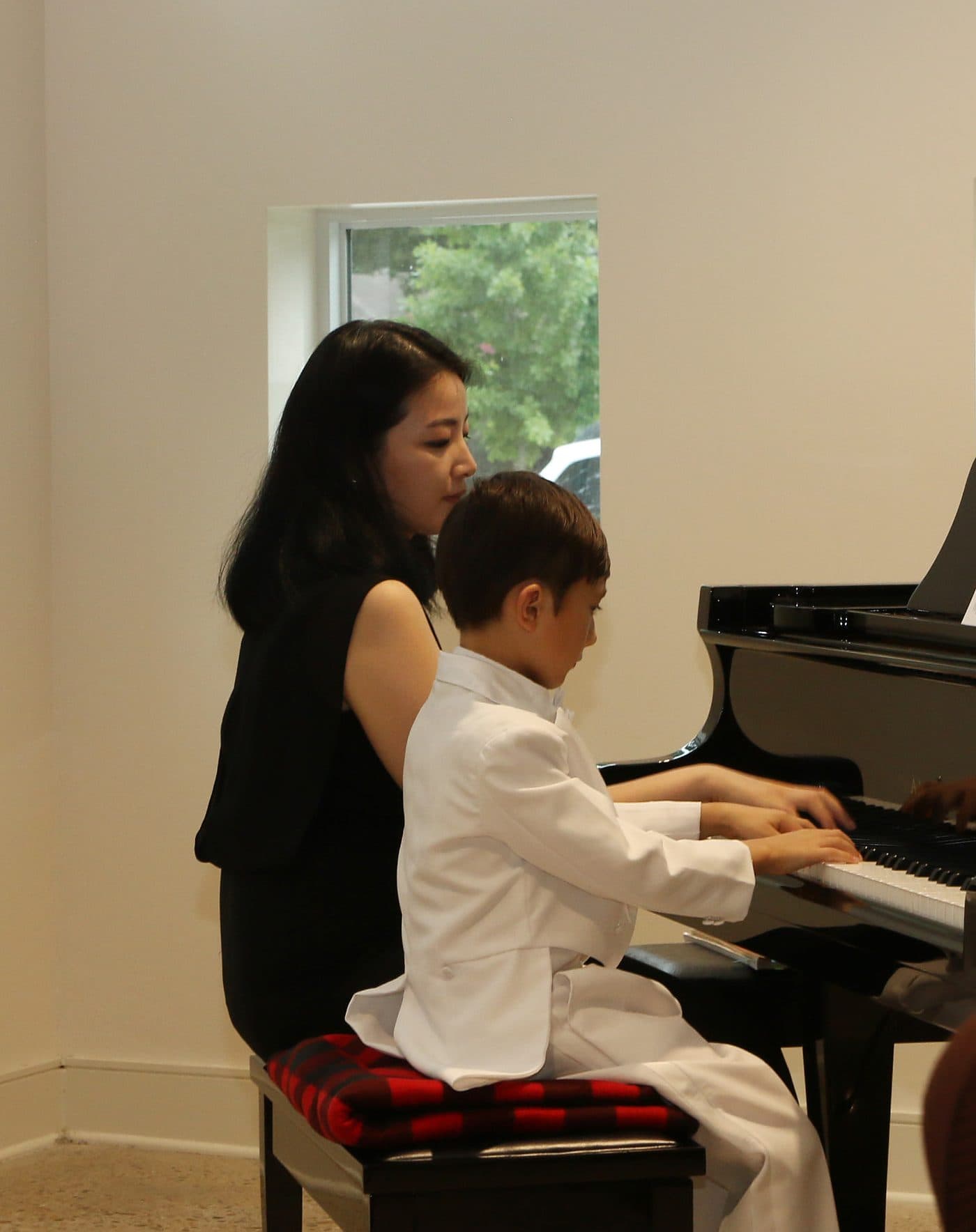 Yeaseul Kim playing a duet with a young student