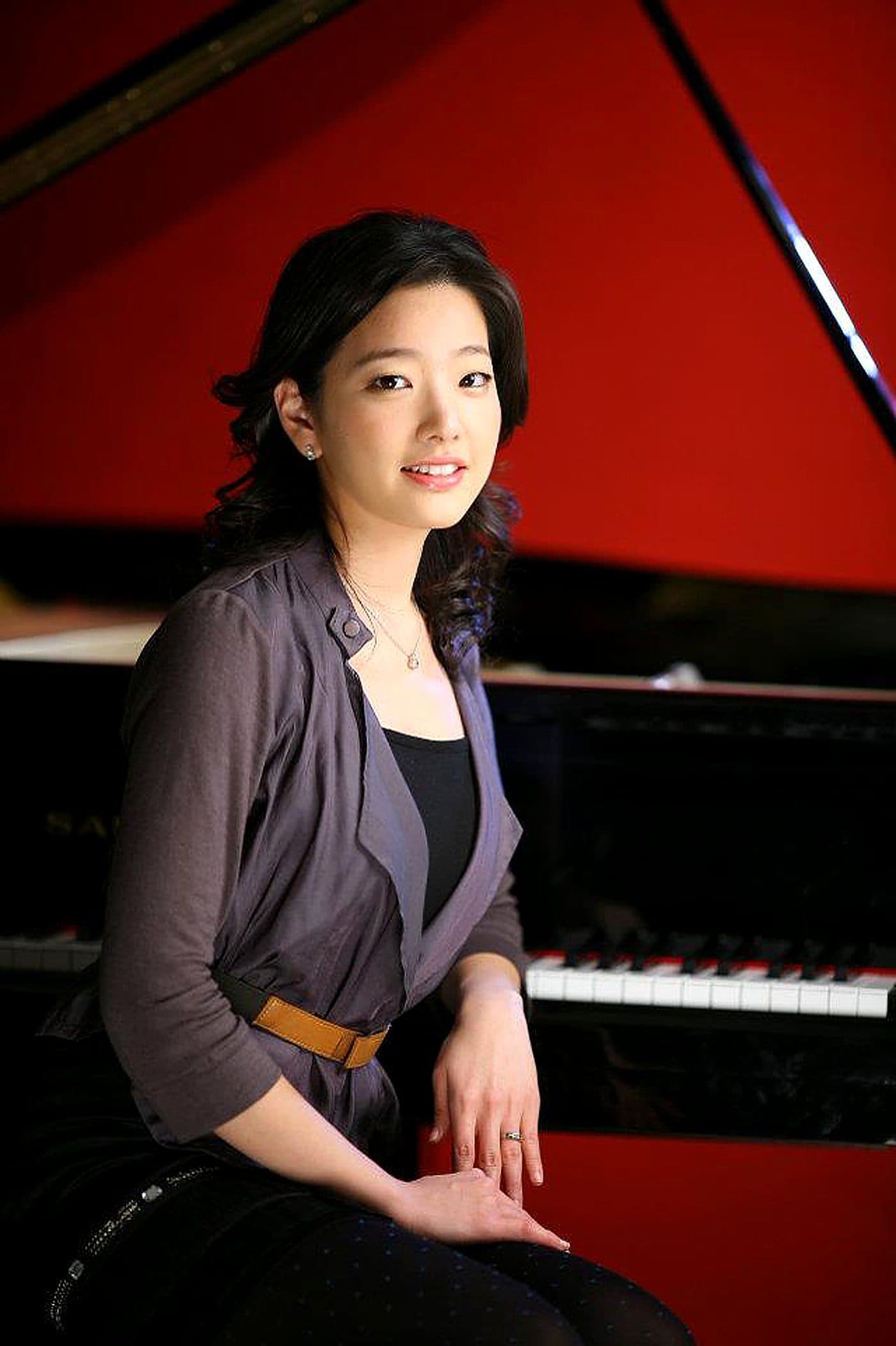 그랜드 피아노 앞에 앉은 김예슬